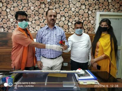 एडीसी कार्यालय में सम्मानित करते एकल अभियान फाउंडेशन के कार्यकर्ता